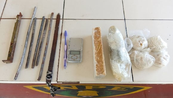 Entre las cosas incautadas figuran un arma punzo cortantes, seis fierros de construcción y pasta básica de cocaína.