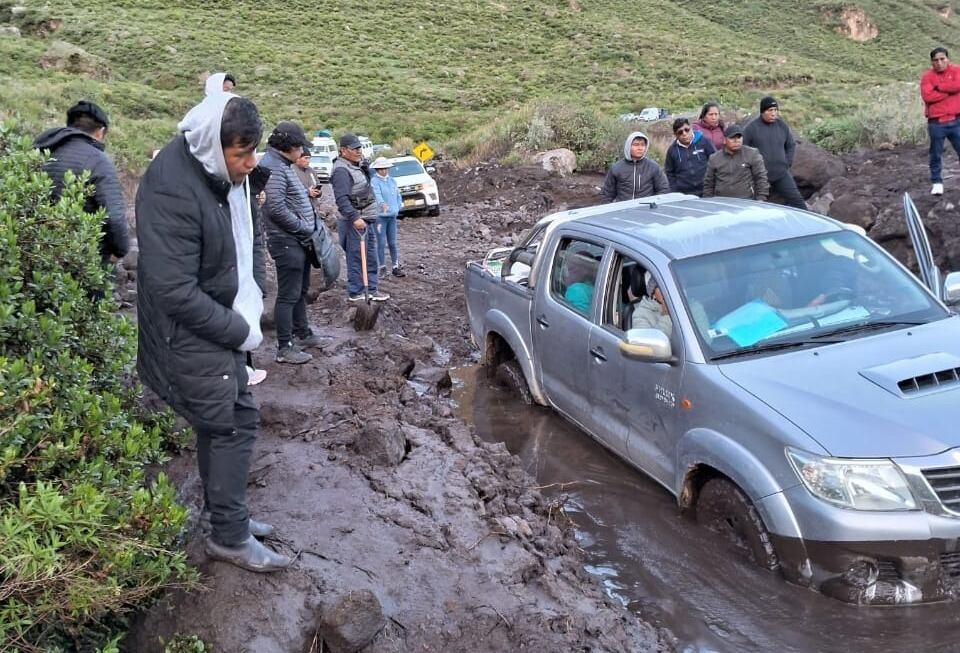 Lodo y piedras interrumpen la vía de comunicación en Caylloma. (Foto: Difusión)
