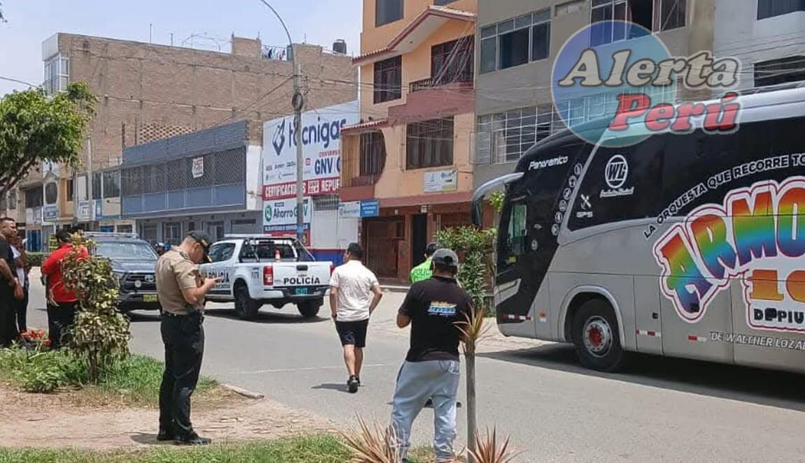 Según Agustín Tavara, mánager de la agrupación, un motociclista se acercó al vehículo y disparó dos veces antes de darse a la fuga. FOTO: ALERTA PERÚ