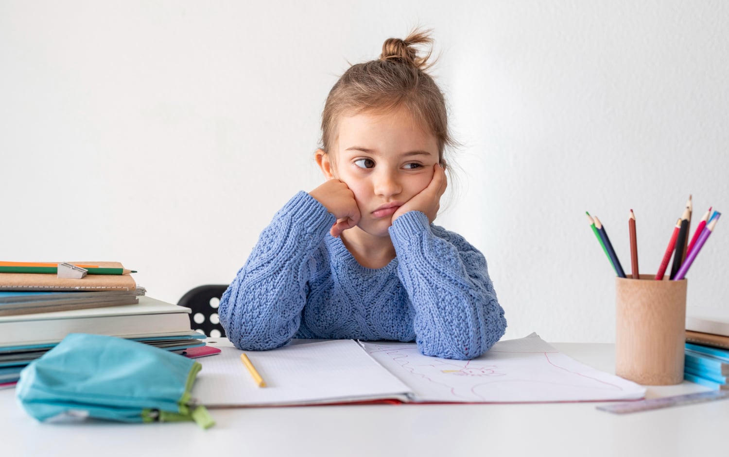 Un bajo rendimiento escolar no siempre responde a falta de esfuerzo. Cambios emocionales, dificultades de aprendizaje, problemas familiares o incluso alteraciones de la visión pueden estar detrás de las notas.