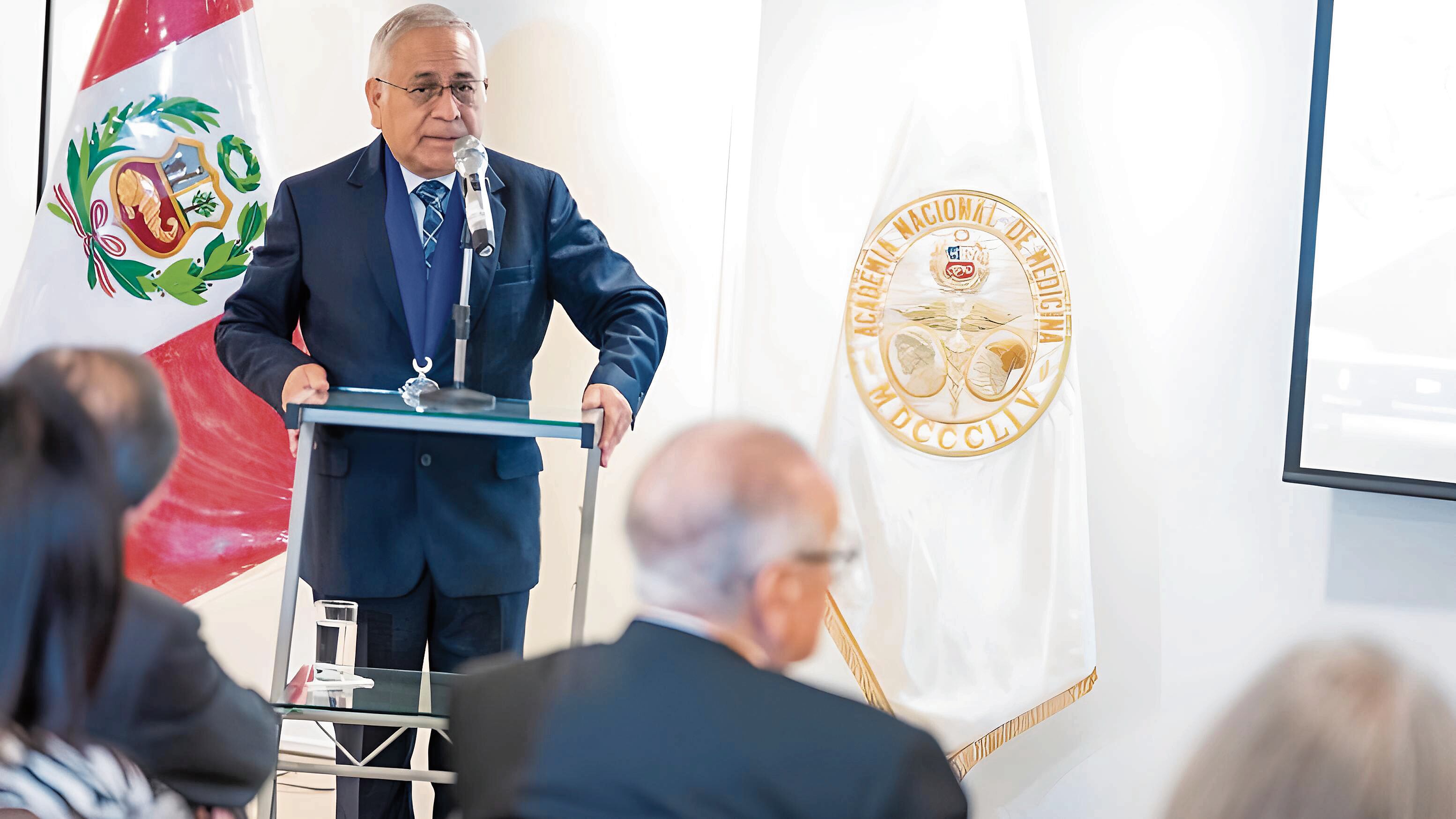 El representante nacional del Colegio Médico plantea declarar en emergencia las zonas afectadas por el dengue, pero el viceministro de Salud asegura que no amerita una emergencia sanitaria porque los brotes son localizados. Sin embargo, asegura que se está analizando la compra de una vacuna contra esta enfermedad