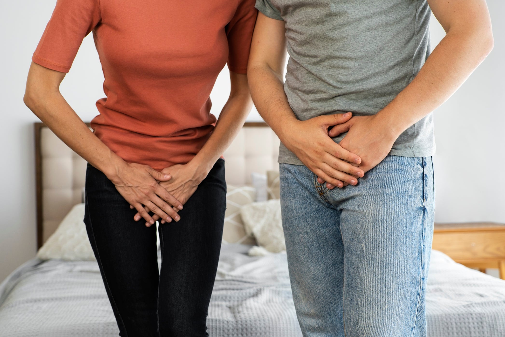 Creer que las infecciones de transmisión sexual solo afectan a determinados grupos, que siempre presentan síntomas o que una pareja estable elimina el riesgo son algunas de las falsas creencias que persisten. Especialistas llaman a reforzar la prevención y los controles médicos.