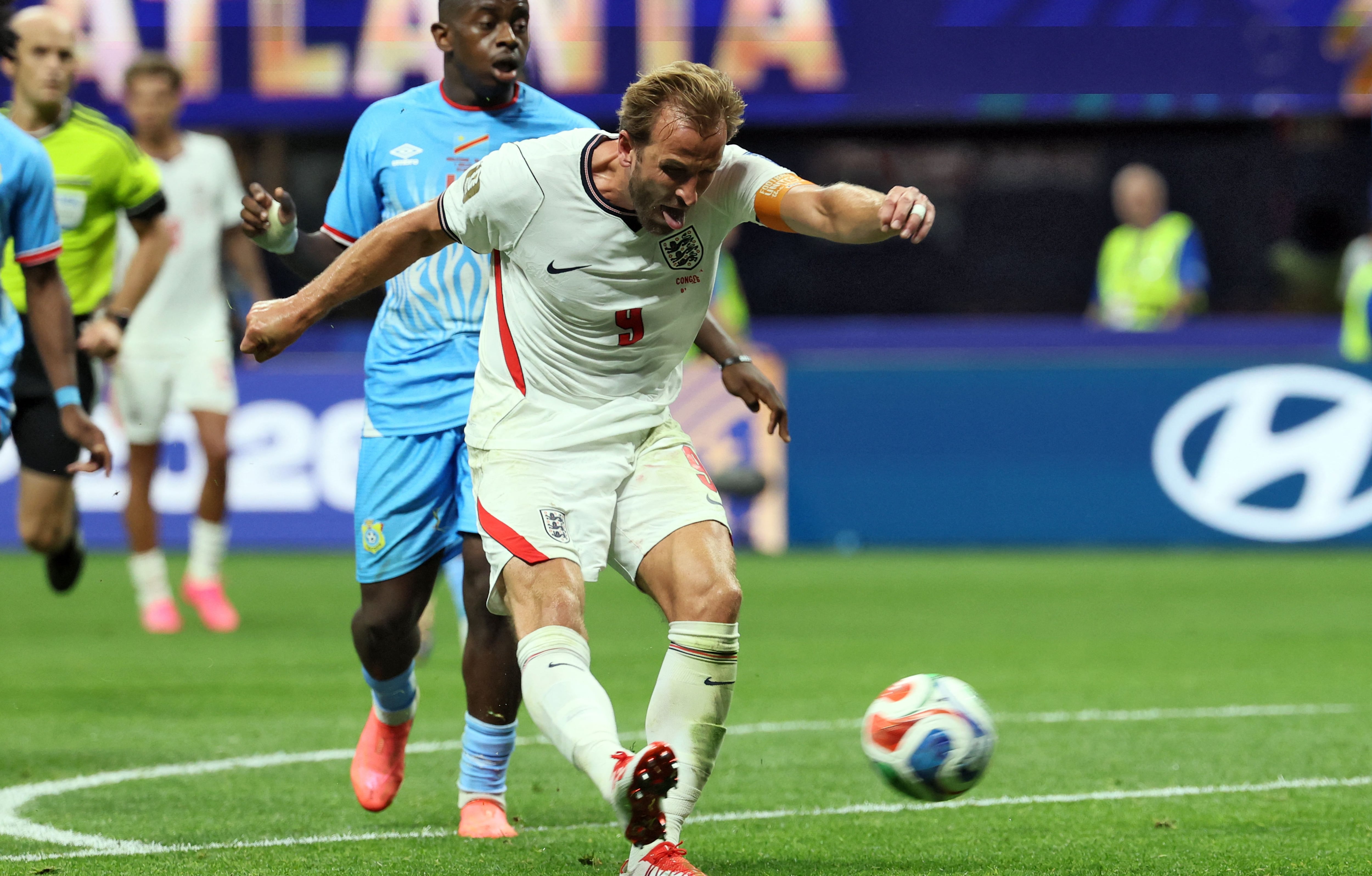 England's forward #09 Harry Kane shoots and scores his team's second goal during the 2026 World Cup round of 32 match football between England and the Democratic Republic of Congo at the Atlanta Stadium in Atlanta on July 1, 2026. (Photo by Odd ANDERSEN / AFP)