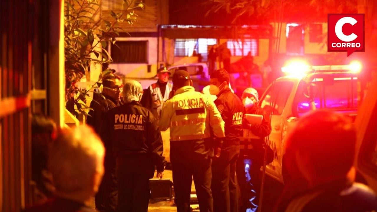 Delincuentes asesinan a taxista para robarle su vehículo. Fue baleado por la espalda. El hecho ocurrió en San Juan de Miraflores.
Fotos: Cesar Grados/@photo.gec