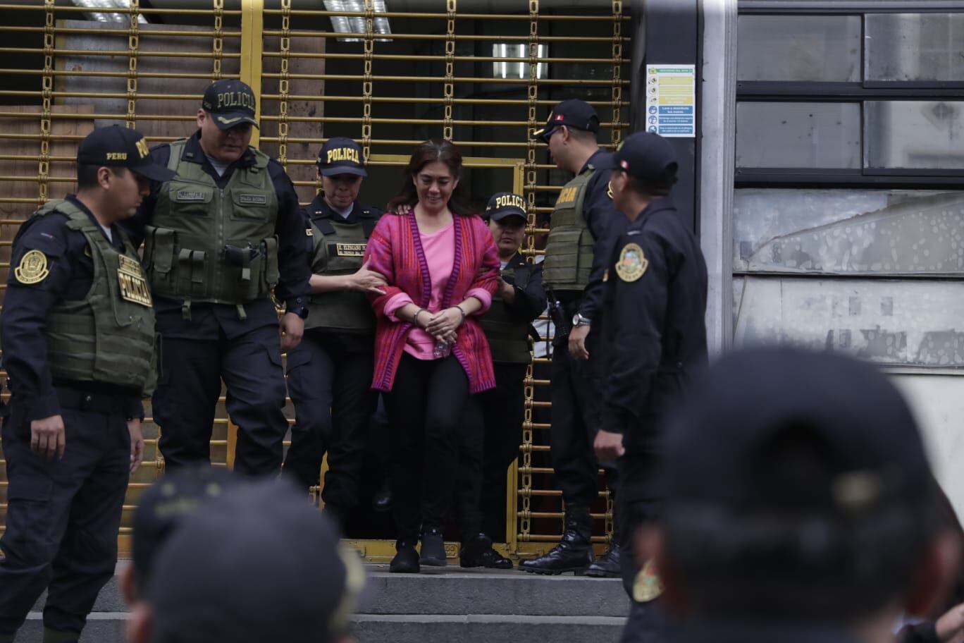 Salida de Mauricio Fernandini y Sada Goray de la carceleta de poder judicial. Foto: Hugo Pérez / @photo.gec
