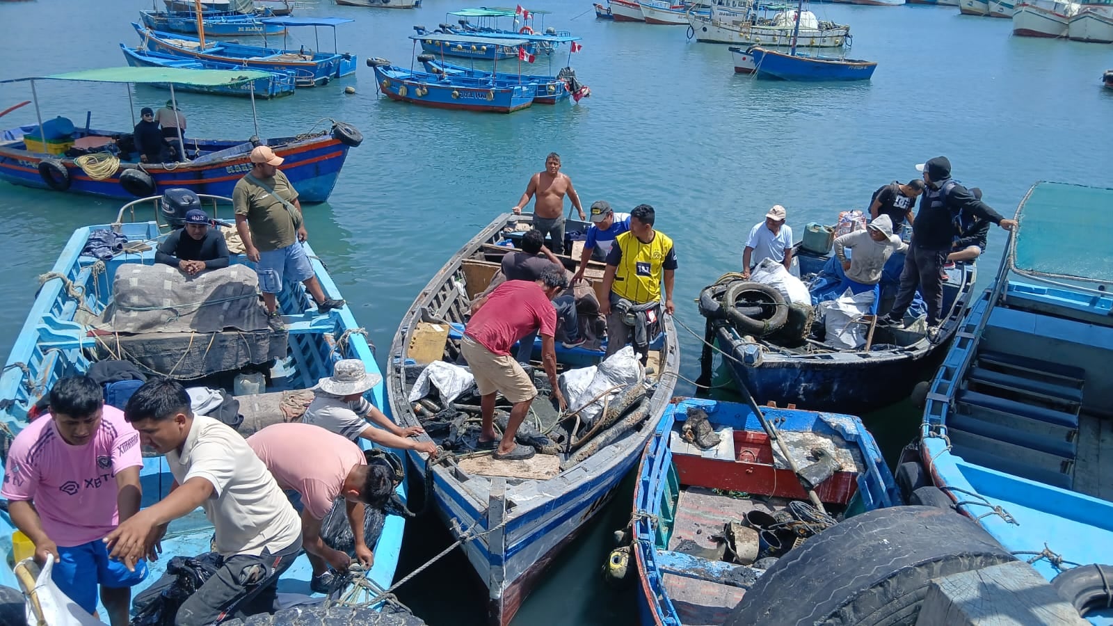 Buzos artesanales retiran residuos del fondo de mar en Paita