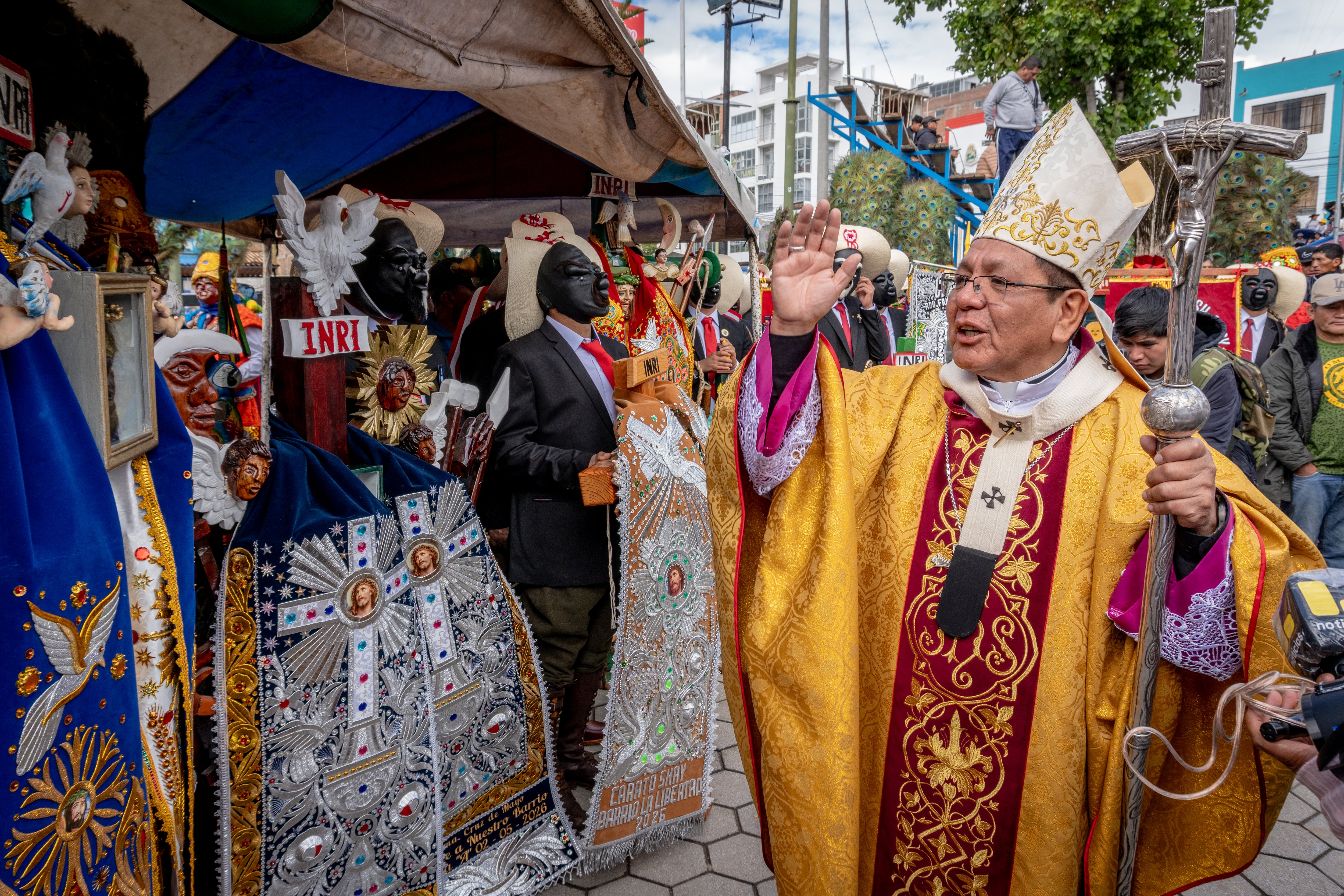 Mons. Luis Alberto Huamán Camayo bendice las cruces de Chupaca. (Foto: Lars Córdova)