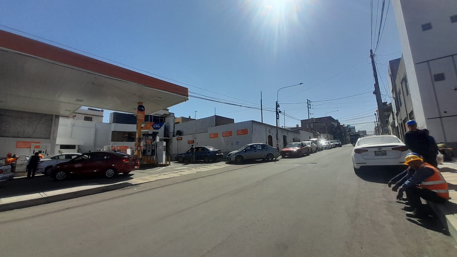 Cola de vehículos en estación de servicio de Arequipa. Foto: GEC.