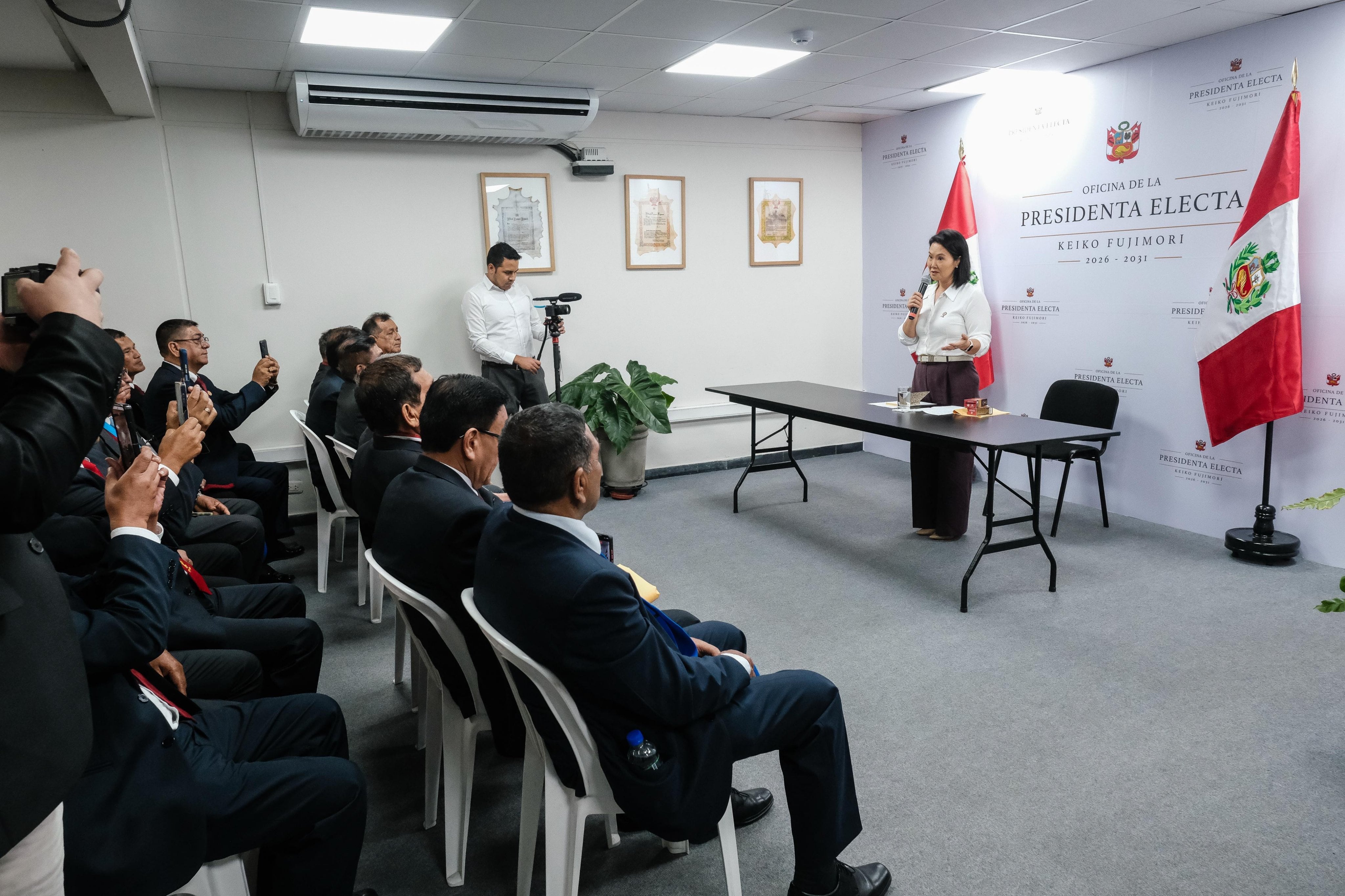 La presidenta electa se reunió con veteranos de la Policía Nacional, agradeció su labor durante la lucha contra el terrorismo y expresó su respaldo a sus principales demandas. FOTO: OPE