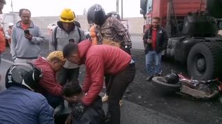 Trujillo: Motociclista salva de morir tras ser atropellado por un tráiler