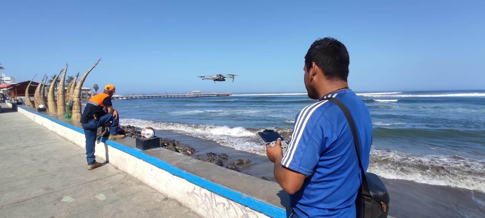 Joven fue arrastrado por las corrientes y no ha podido ser hallado por los salvavidas y personal de la Marina de Guerra del Perú. Se utiliza drones para buscarlo.