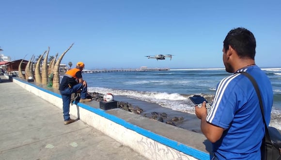 Joven fue arrastrado por las corrientes y no ha podido ser hallado por los salvavidas y personal de la Marina de Guerra del Perú. Se utiliza drones para buscarlo.