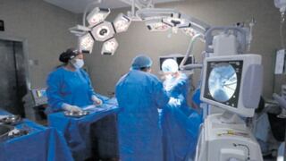 Médicos de hospitales se unen para operar a bebés siameses