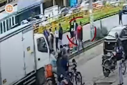 Momento en el que un sujeto se llevó la mochila de Furrey