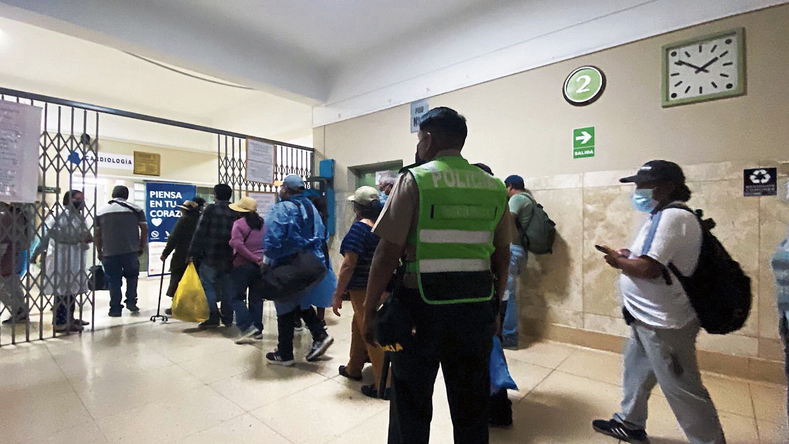 La Policía investiga el robo en el hospital Honorio Delgado: Foto: GEC.