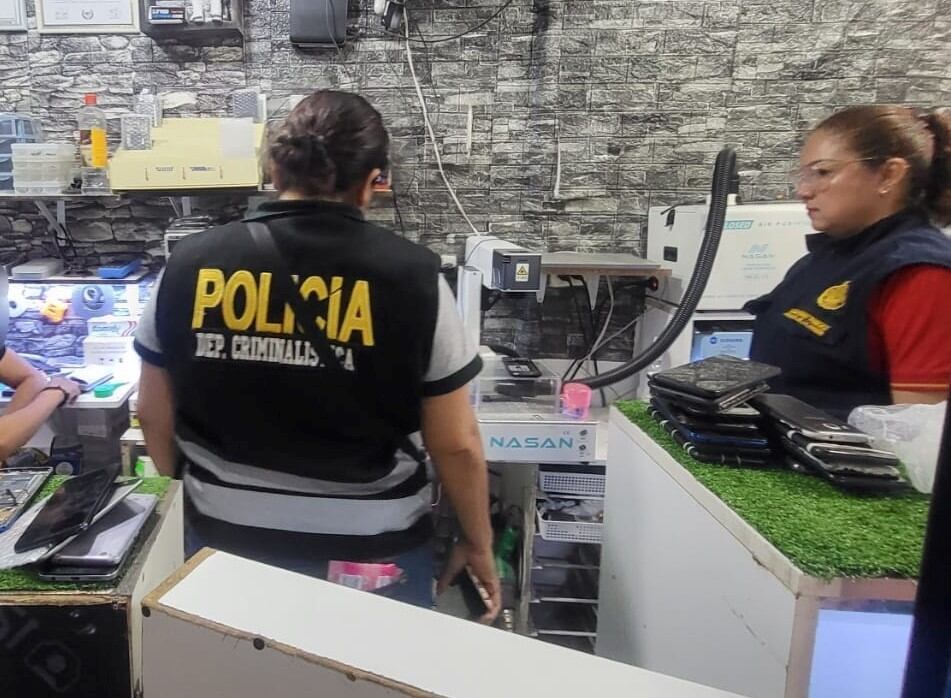 La Policía y Fiscalía realizaron un operativo y encontraron estos equipos en dos stands