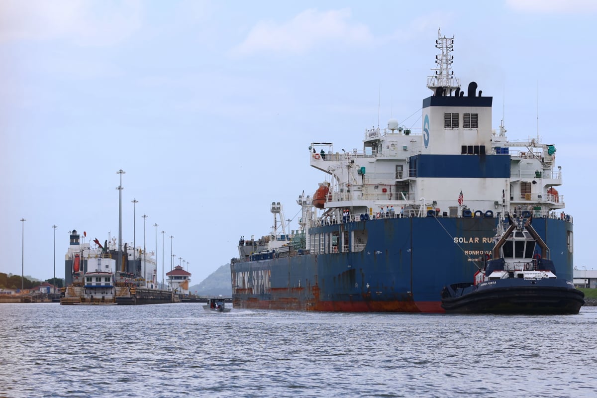 La nueva administradora del Canal de Panamá, Ilya Espino de Marotta, advirtió que podrían aplicarse nuevos recortes al tránsito de buques si las lluvias no permiten recuperar los niveles de los lagos Gatún y Alhajuela. (Carlos Lemos / EFE)