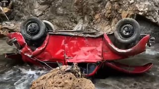 Conductor muere al despistarse con su auto y caer al río Molinos en Jauja