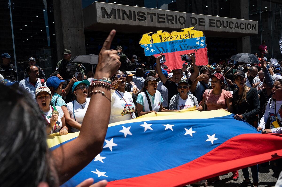 En diciembre, para adquirir los 60 productos que conforman la canasta básica, una familia venezolana de cinco miembros necesitó aproximadamente 16,61 dólares diarios. (Foto referencial de Yuri CORTEZ / AFP)
