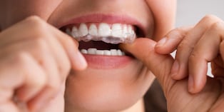 Apretar o rechinar los dientes puede ocurrir tanto durante el sueño como mientras una persona está despierta. El desgaste dental, dolor mandibular y fracturas son algunas de sus posibles consecuencias.