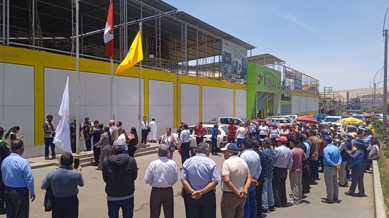 Autoridades y dirigentes izaron el pabellón en el emporio ubicado en la avenida Industrial de Tacna. (Foto: Correo)