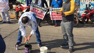 Trabajadores de EsSalud lavaron mascarillas en señal de protesta en Huánuco