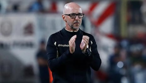Universitario anuncia salida de Javier Rabanal y designa a Jorge Araujo como técnico interino