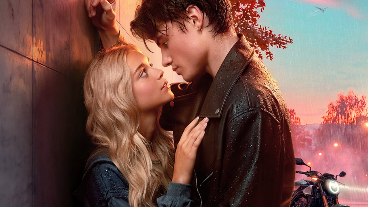 La producción apuesta por una historia de romance adolescente marcada por el fake dating, el bullying escolar y las relaciones emocionales complejas, en una propuesta dirigida al público que convirtió fenómenos como “After” y “Culpa Mía” en éxitos globales.