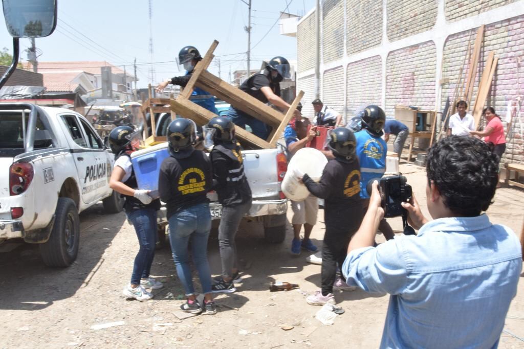 Que se habían posesionado en la zona industrial. Anteriormente fueron notificados para su retiro. Personal decomiso mesas, sillas, cajas de cerveza y baldes de chicha de jora