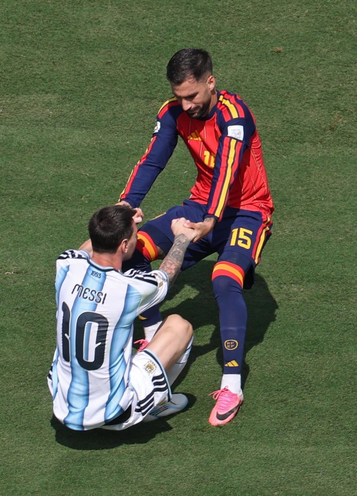 Lionel Messi de Argentina y Álex Baena de España. Foto: EFE.