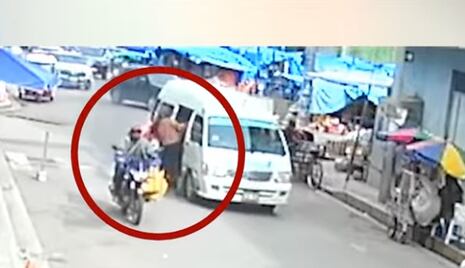 Juliaca: madre y bebé caen de combi en movimiento y resultan heridos