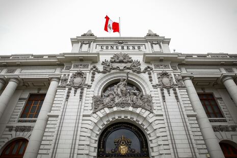 Congreso autoriza hasta cuatro acompañantes pagados por el Estado en viajes oficiales
