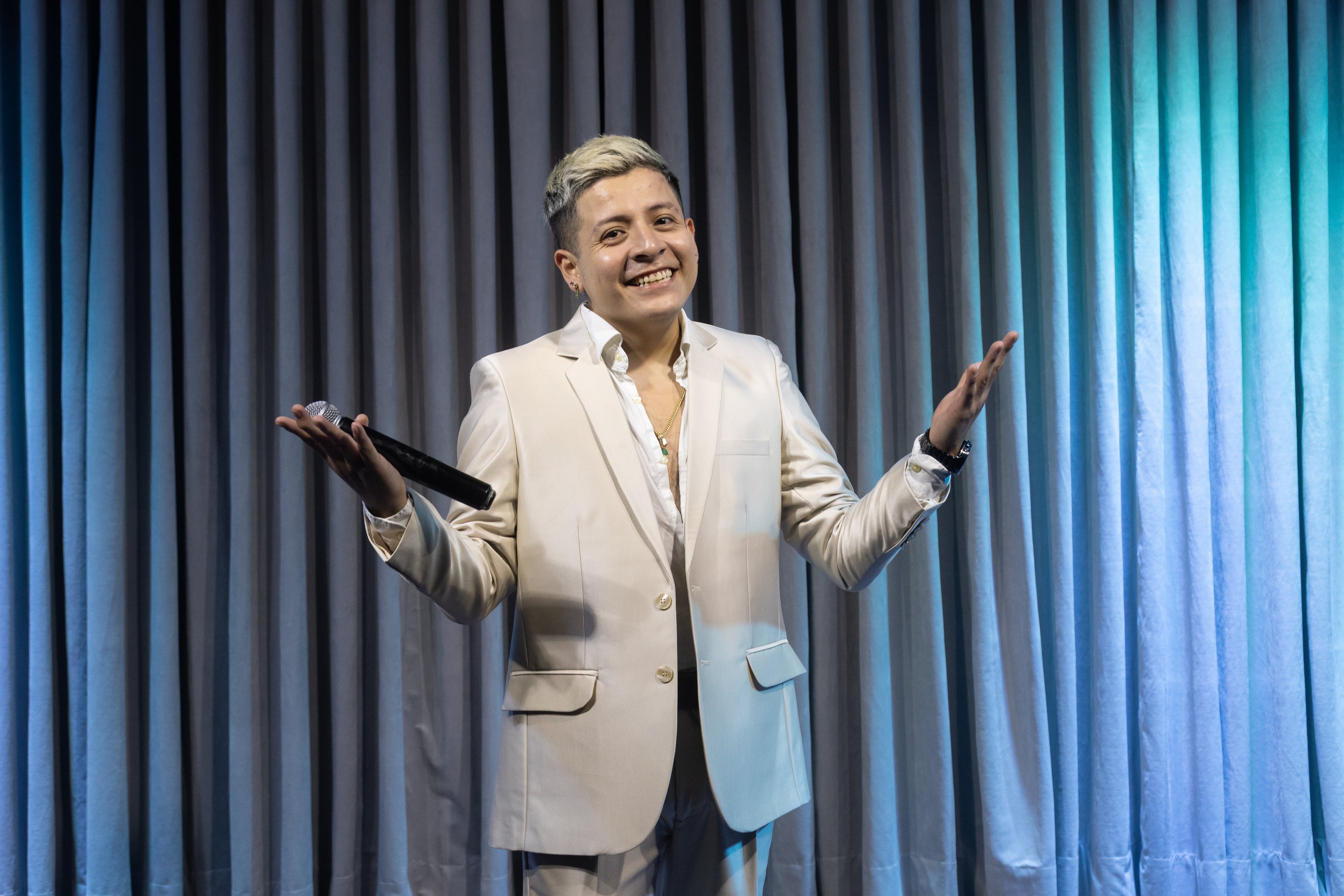 El espectáculo combina humor, música en vivo e interacción directa con el público en una propuesta dinámica dentro de la escena local.