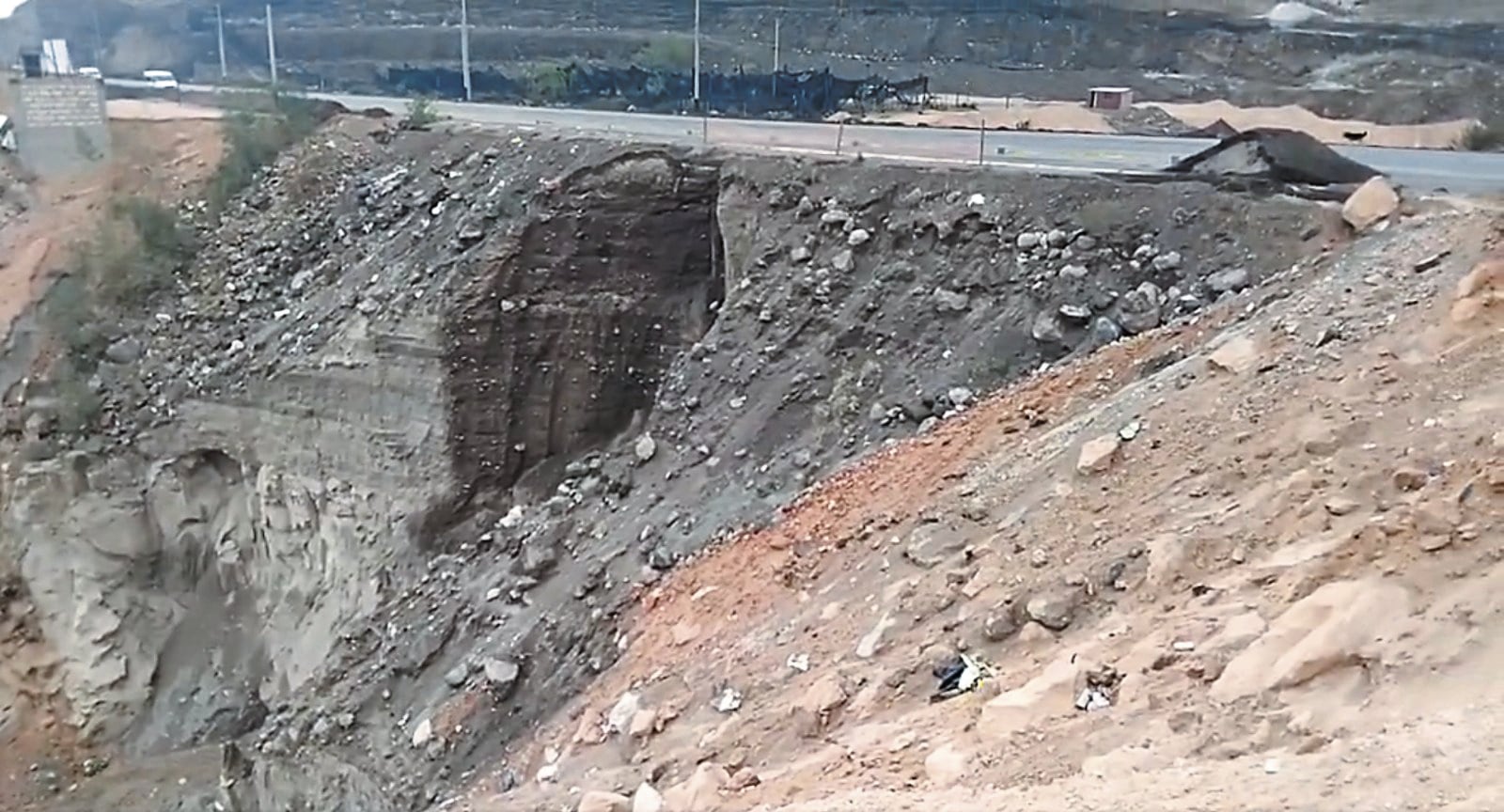 Forado se abrió debajo de la carretera Arequipa - La Joya. Foto: GEC.