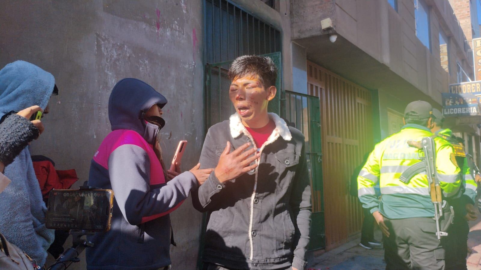 Los familiares de la víctima llegaron al local para reclamar por lo ocurrido. Foto/Difusión.
