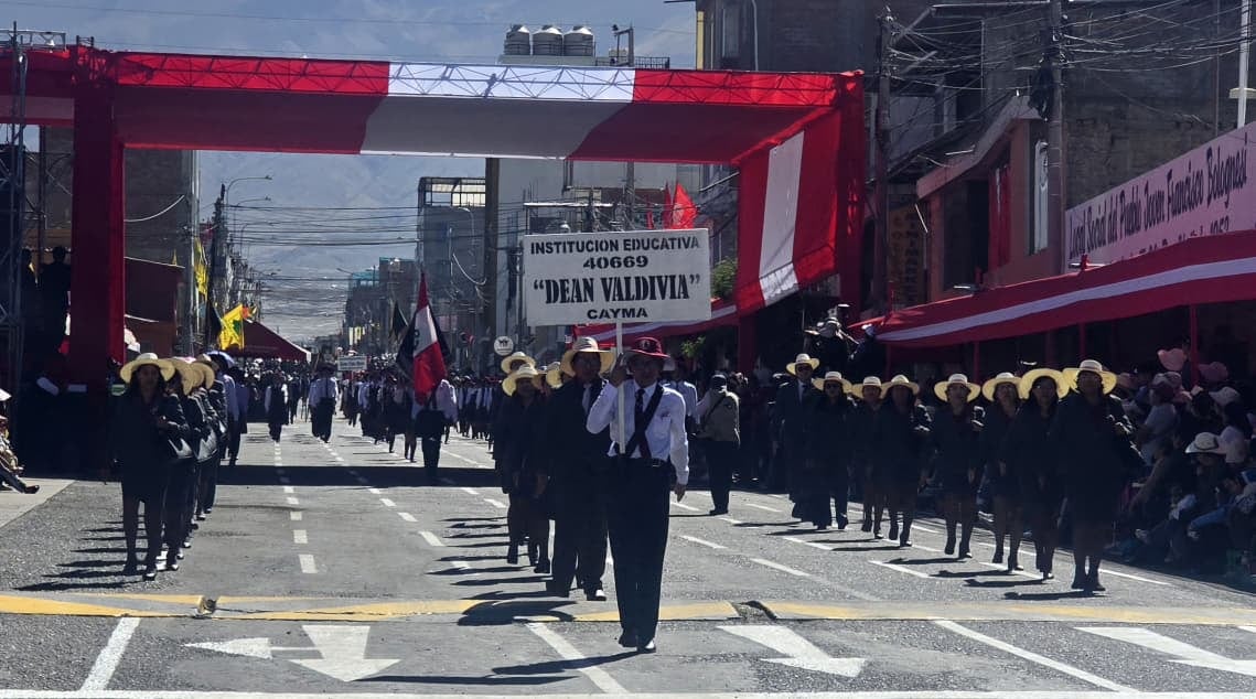Colegio Dean Valdivia en el Desfile cívico escolar en Cayma (Arequipa) por el 205 Aniversario de la Independencia del Perú. (Foto: Yunsu Pariapaza/@photo.gec)