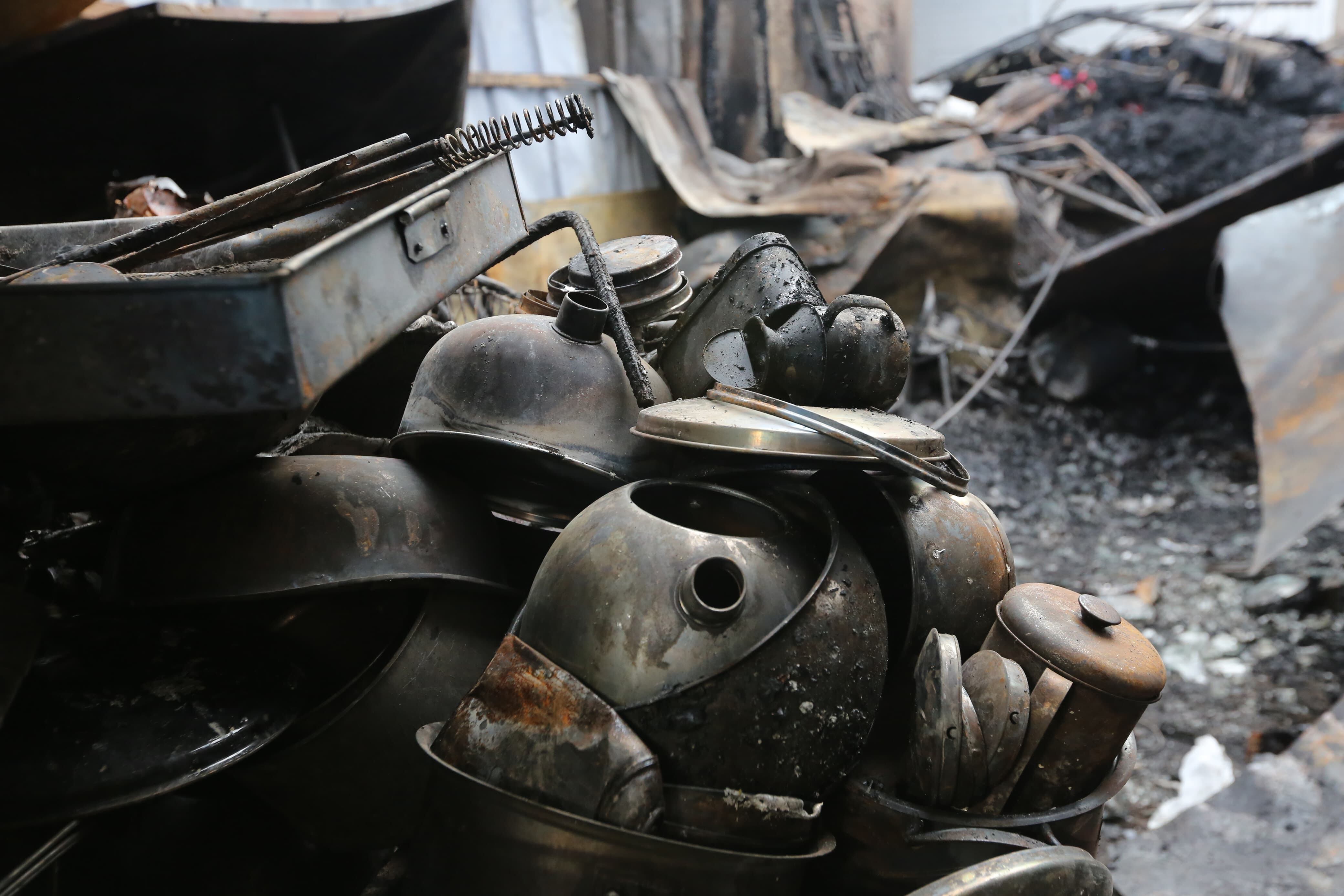 Mercadería después del incendio. Foto: Leonardo Cuito.