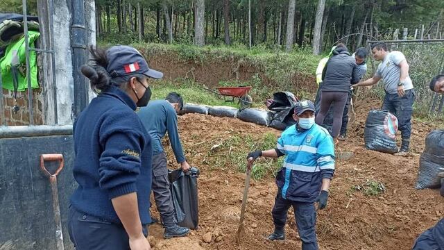 Piura: Policía apoya en limpieza de colegios inundados por lluvias