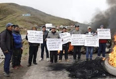Churcampa acata paro indefinido: Bloquean carreteras y queman vehículo