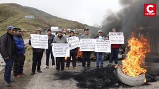Churcampa acata paro indefinido: Bloquean carreteras y queman vehículo