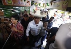 Le lanzan agua, huevos y basura a Roberto Sánchez en San Juan de Miraflores