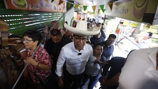 Le lanzan agua, huevos y basura a Roberto Sánchez en San Juan de Miraflores