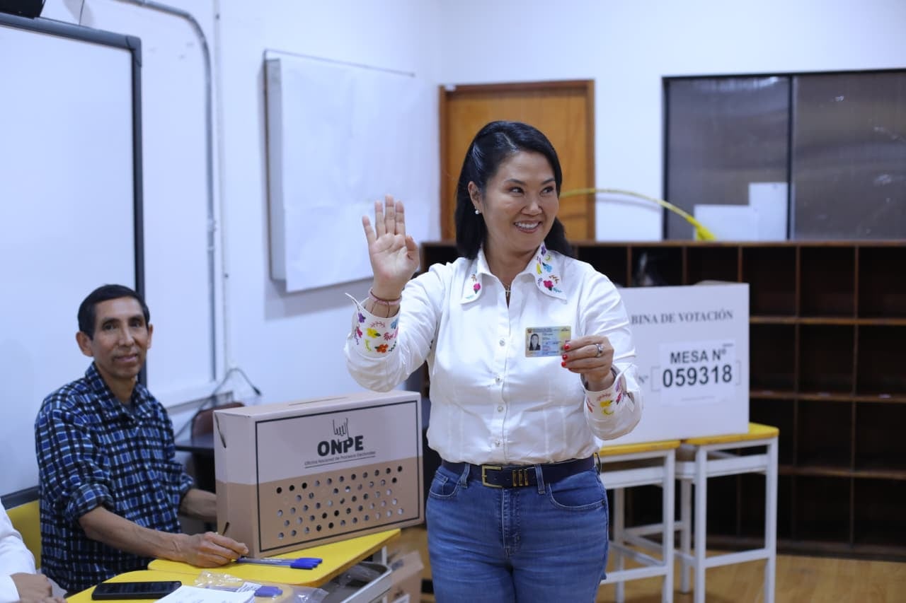 La candidata de Fuerza Popular, Keiko Fujimori, ejerce su derecho al voto en San Borja, en el colegio San Martín Libertador, en un ambiente de expectativa y participación ciudadana. (Fotos: Mario Zapata N. / @photo.gec)