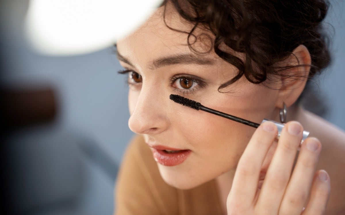 Texturas luminosas, labios hidratados y miradas brillantes definen los looks de fin de año, según las tendencias de maquillaje de diciembre. (Foto referencial: Freepik)