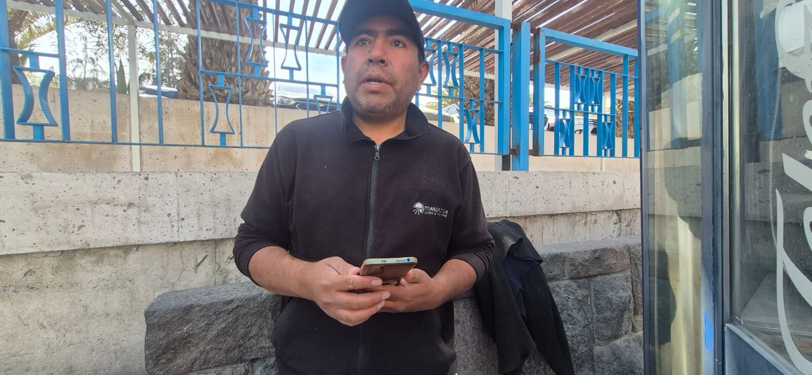 Familiar de joven que quedó en UCI por brutal golpiza tras ser acusado de tocamientos indebidos a menor de edad.(Foto: Pedro Torres/@photo.gec)