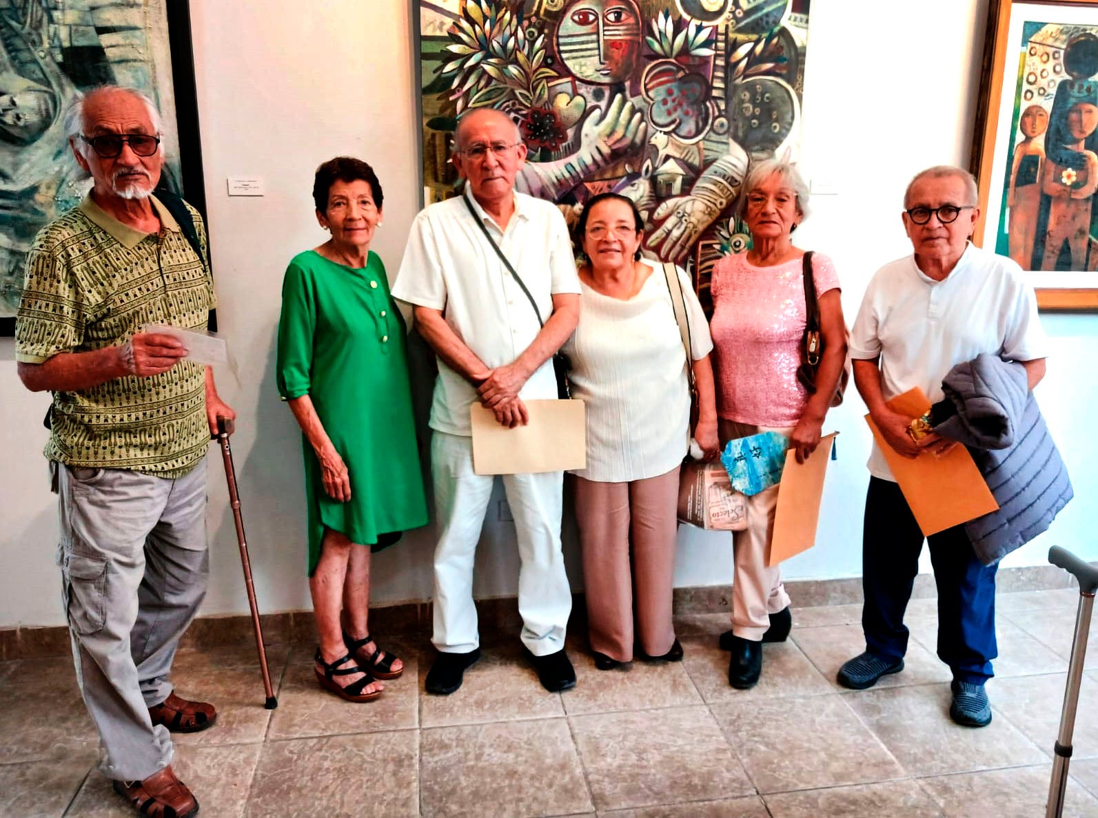 Miembros de la promoción 70 de la Escuela de arte Ignacio Merino recibieron homenaje.