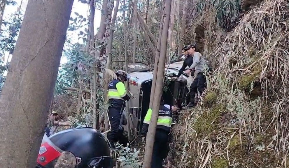 Camioneta cayó a un abismo en el sector conocido como quebrada El Diablo.