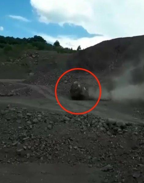 Se ve cómo la roca cae a toda velocidad. (Foto: Facebook)