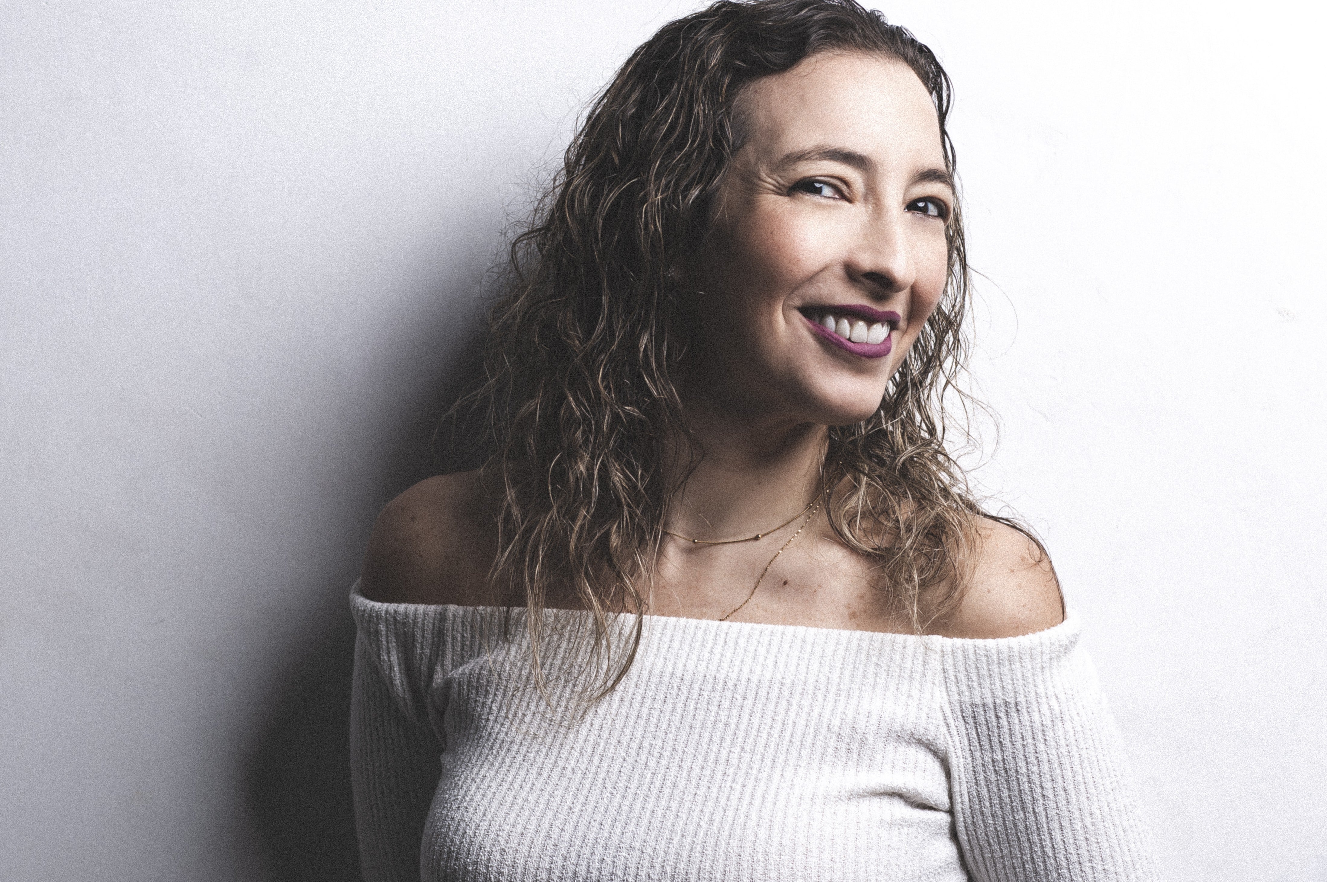 Romina Silman presenta su primer poemario "Nunca de mi tu espejismo" . (Foto cortesía: Mario Colán).