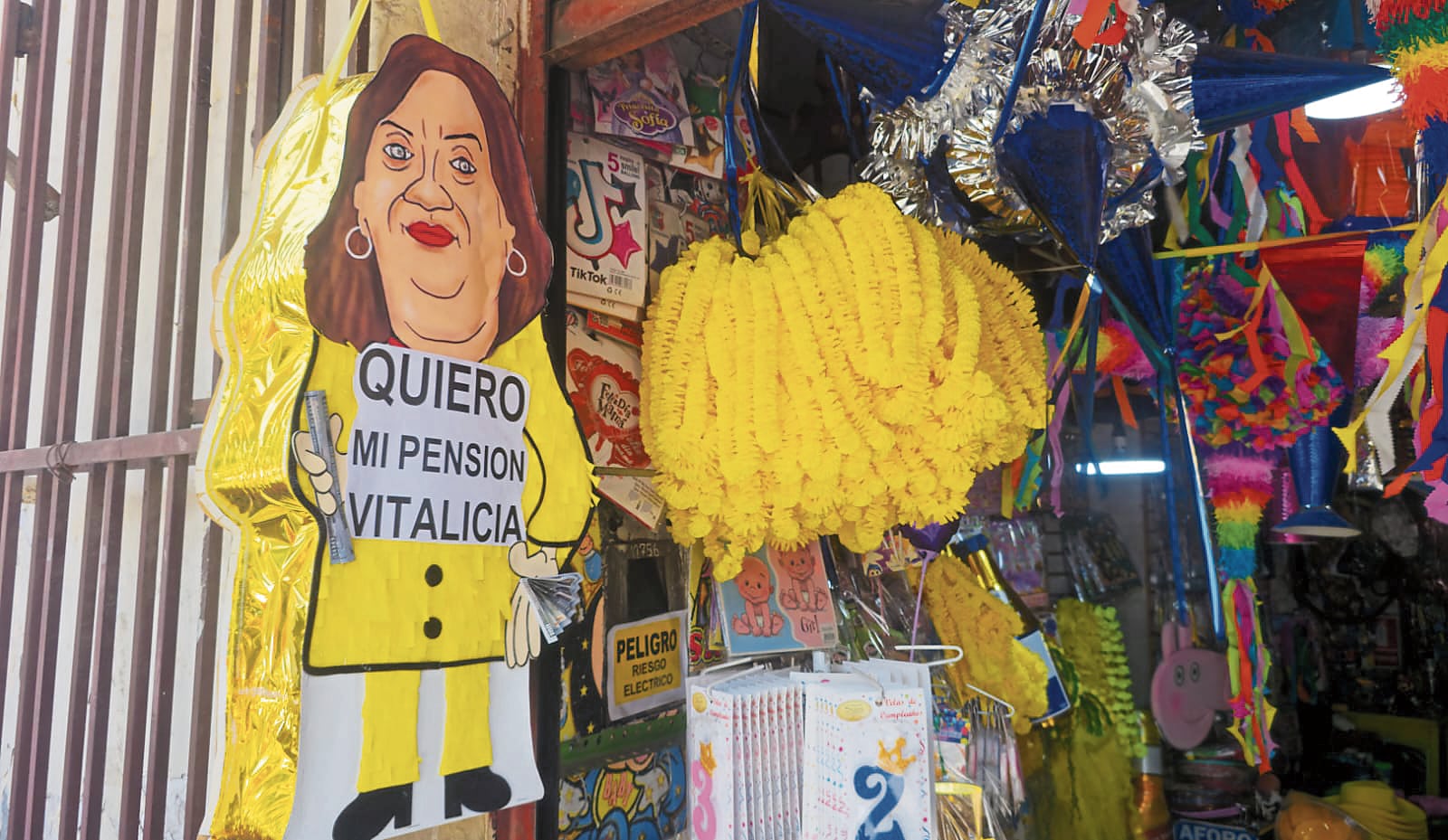 Piñata con la figura de la exmandataria Dina Boluarte. Foto: Omar Cruz/GEC.